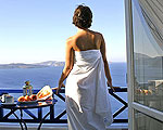 Das Hotel Caldera Villas in Oia auf Santorin.