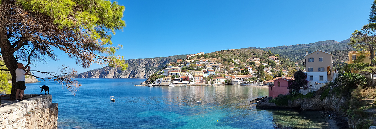 Kefalonia - Traumstrände am Pinienwald. Viel Ambiente und tolle Möglichkeiten zum Wandern, Tauchen und Wassersport aller Art.